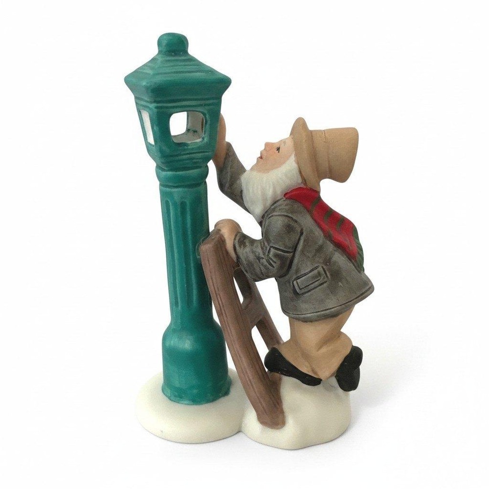 VTG Lefton Colonial Village Lamplighter Figurine 06742  1988 Christmas Green